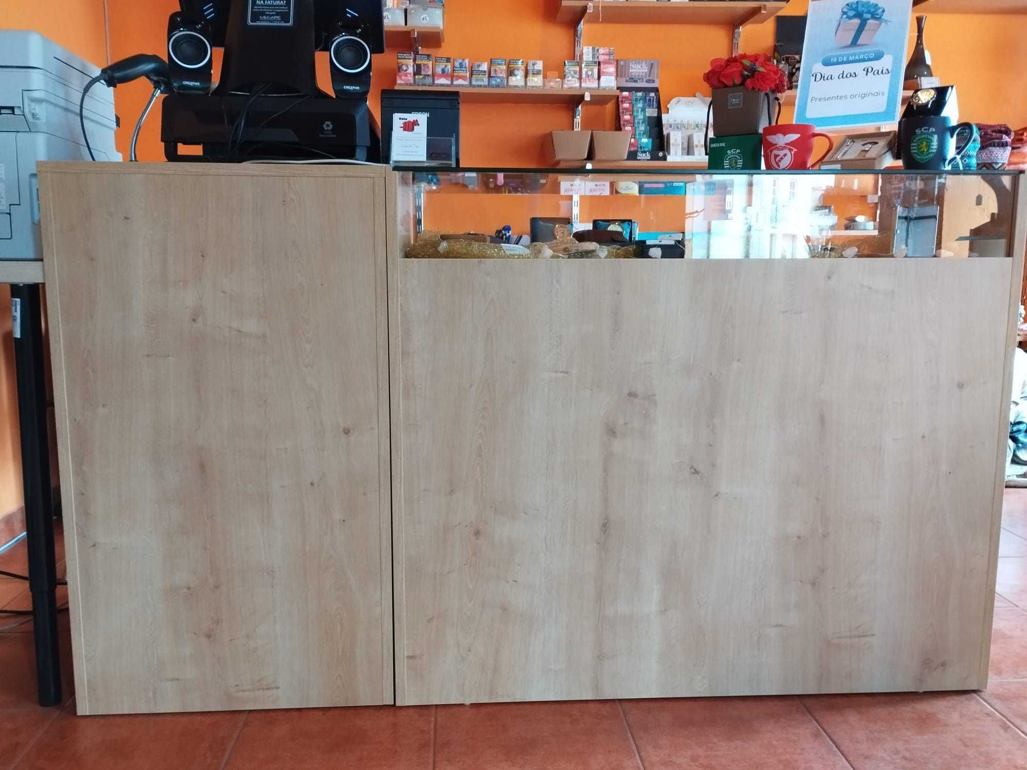 Vendo Balcão de Atendimento com Montra em Vidro e Bloco para PC