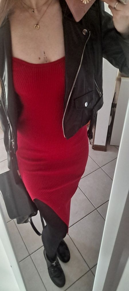 Czerwona sweterkowa sukienka prążkowana r. S