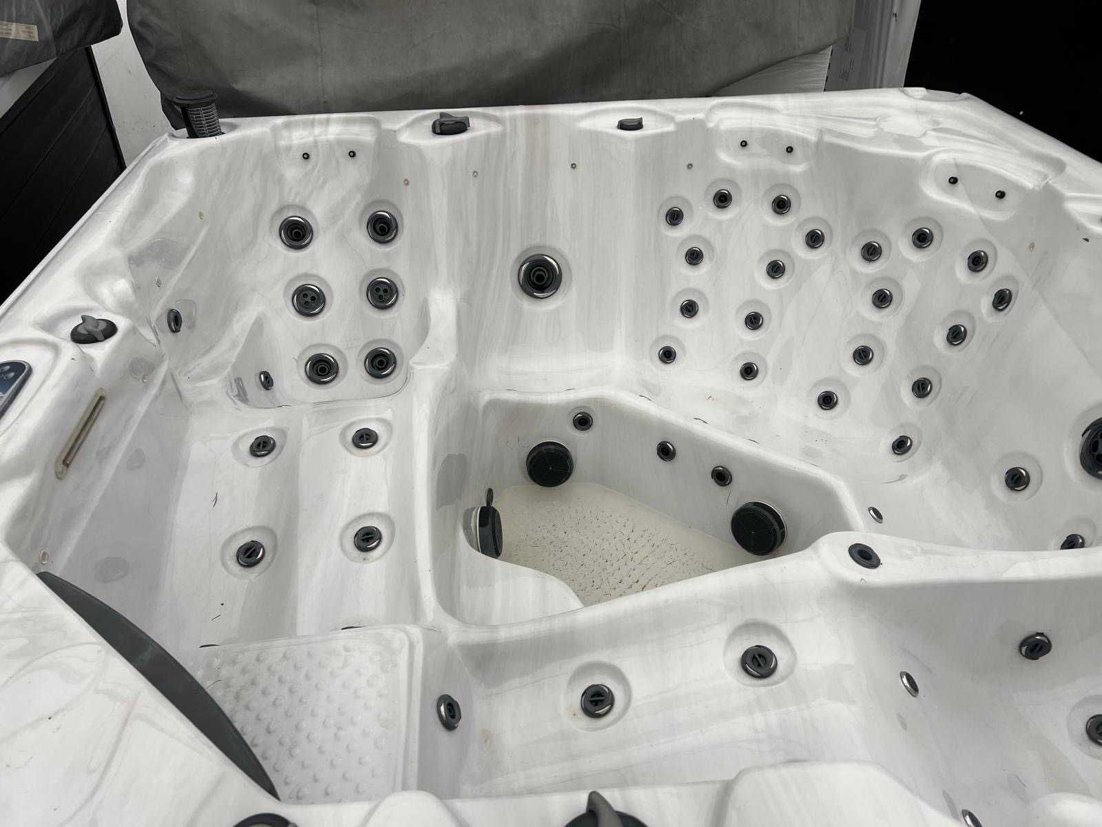 Jacuzzi Premium Carmargue–6 os. z Leżankami, 77 Dysz, LED, Ozon, Audio