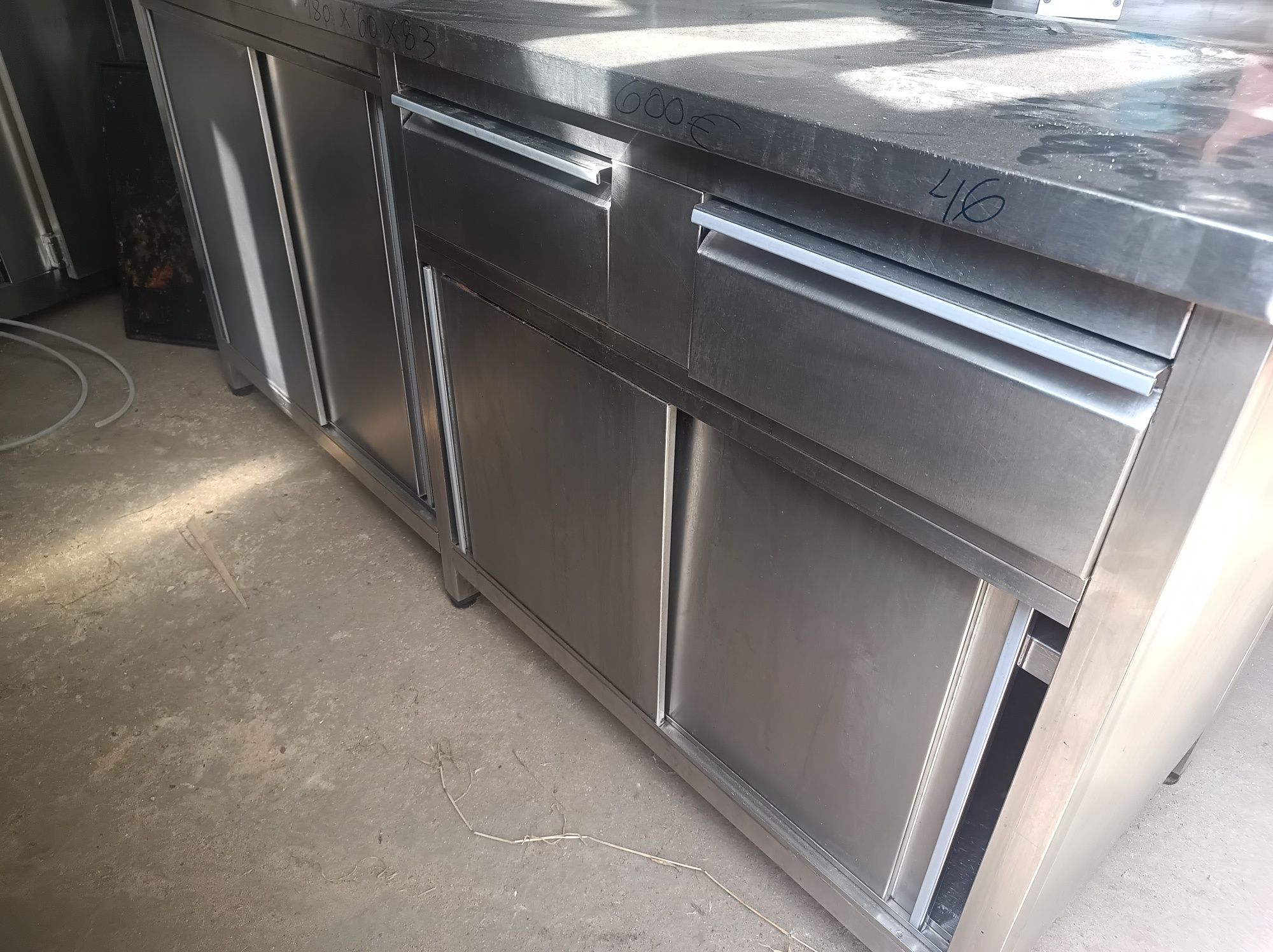 Bancada inox com portas e gavetas dos dois lados