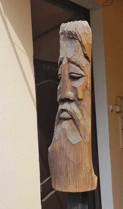 Płaskorzeźba w drewnie -  twarz człowieka.