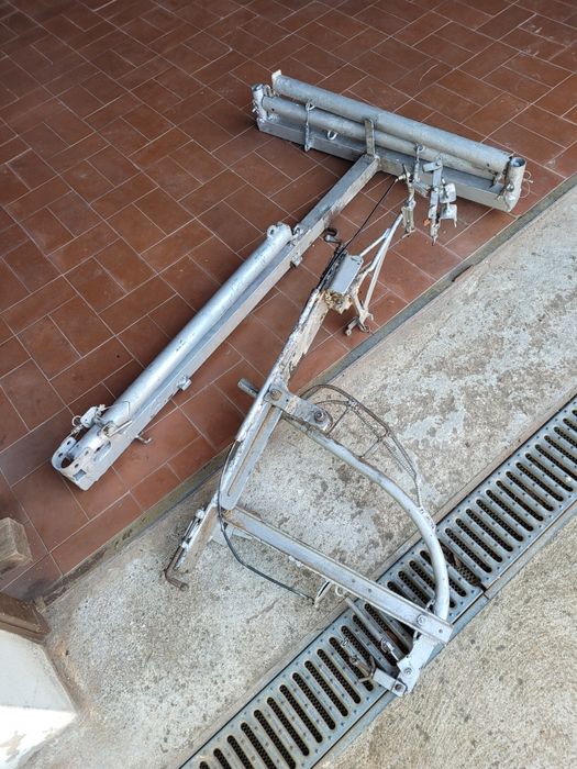 Maquina para suporte de motosserra fazendo serviço com pouco esforço