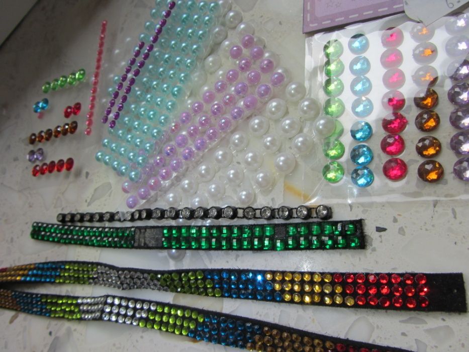 Perełki, kryształki z klejem oraz bez kleju (np. do DIY, projektów)