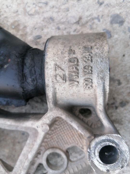 VW SKODA SEAT PRAWY WACHACZ Z WSPORNIKEM ORGINAL 600199294D