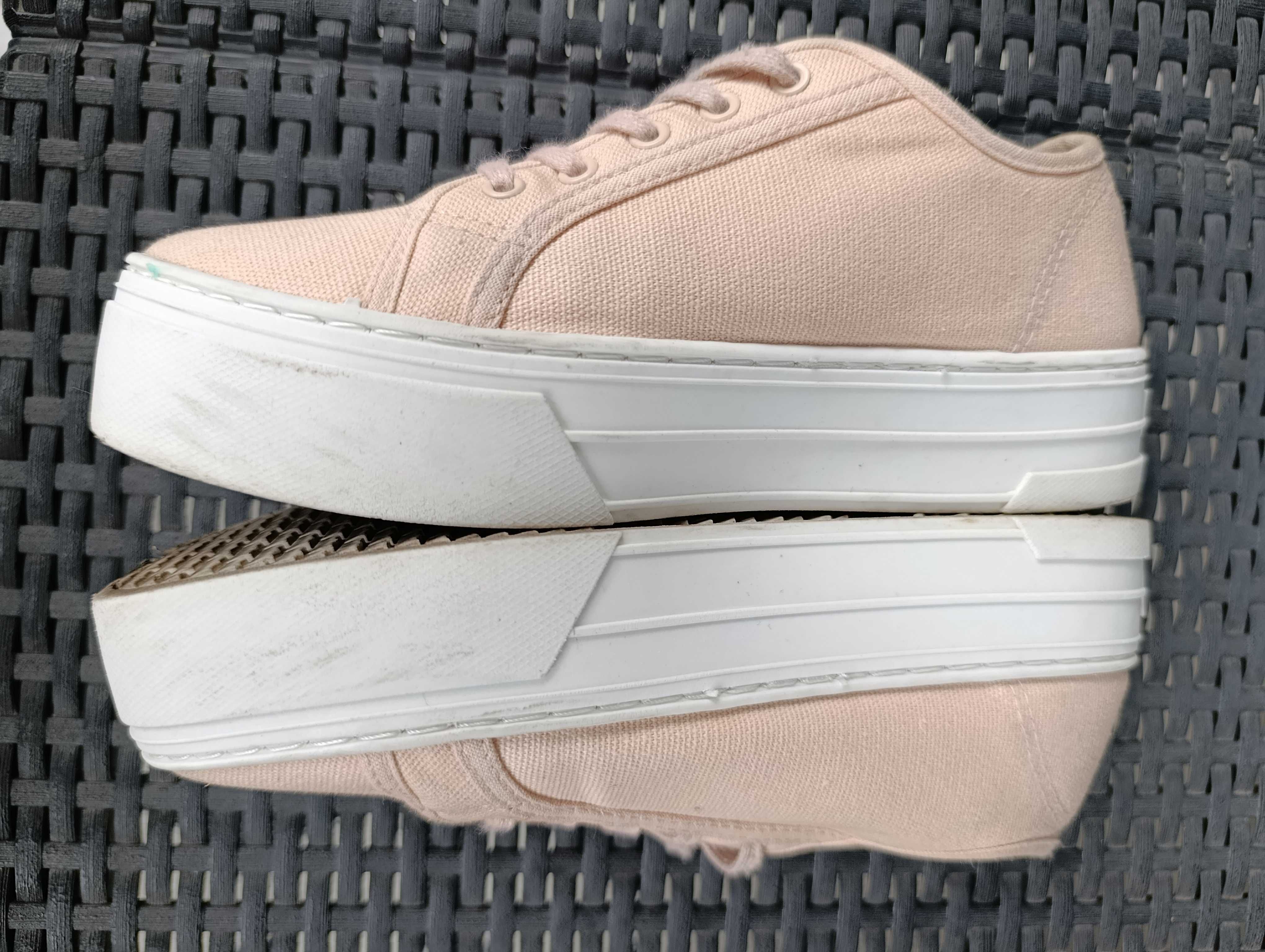 Trampki na wysokiej podeszwie Levi's Tijuana

tenisówki rozmiar 37