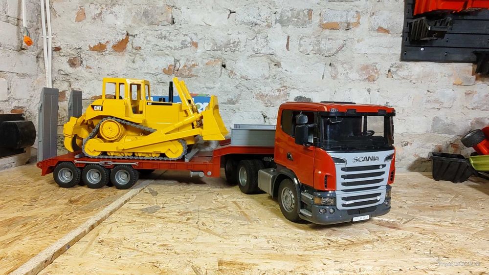BRUDER Scania R z naczepą lawetą i spychaczem CAT