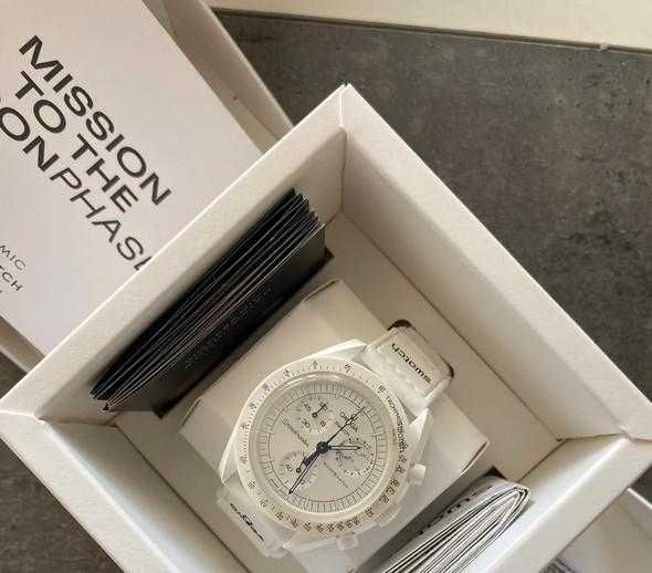 Swatch x Omega Moonswatch SO33W700 Mission To Moonphase Snoopy