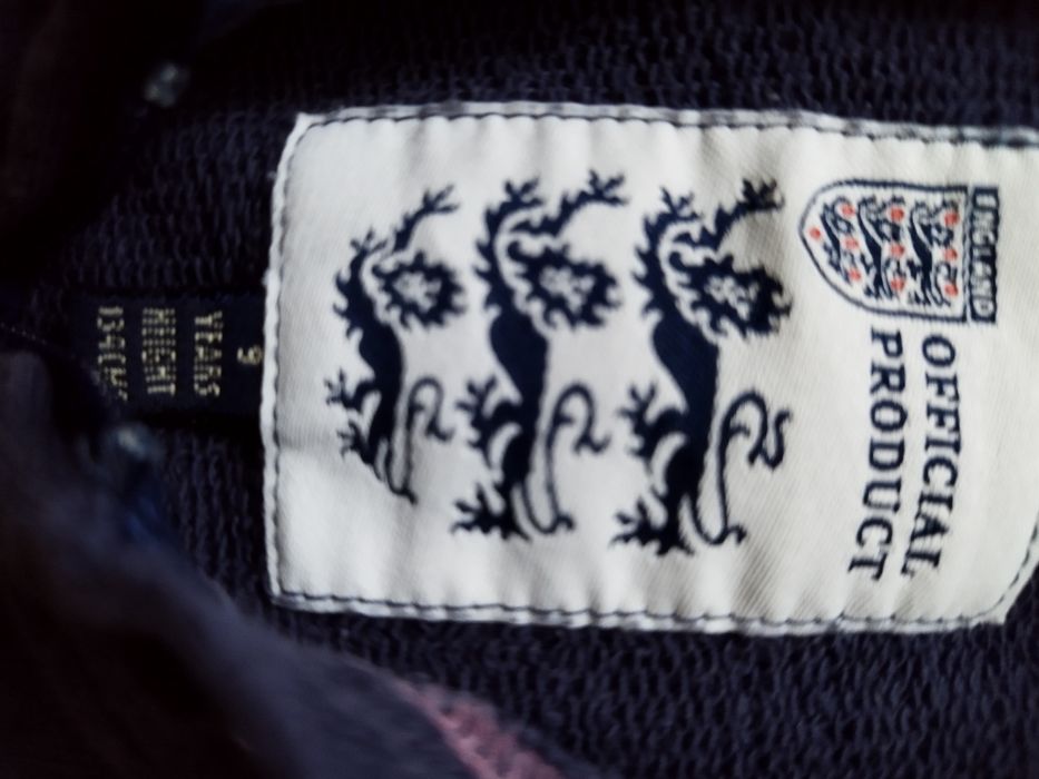 Zestaw ubrań w rozmiarze 134/140 cm.