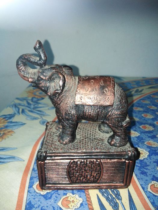 Szkatułka z figurką słonia