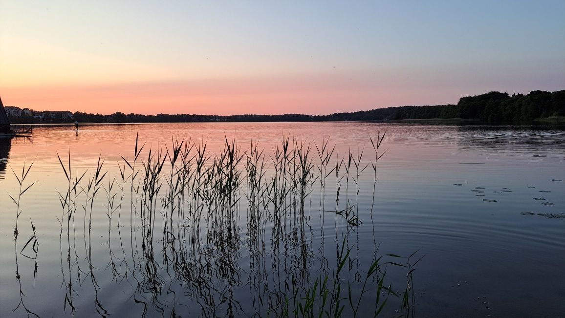 Pokoje noclegi Mrągowo centrum przy fontannie nad jeziorem Czos