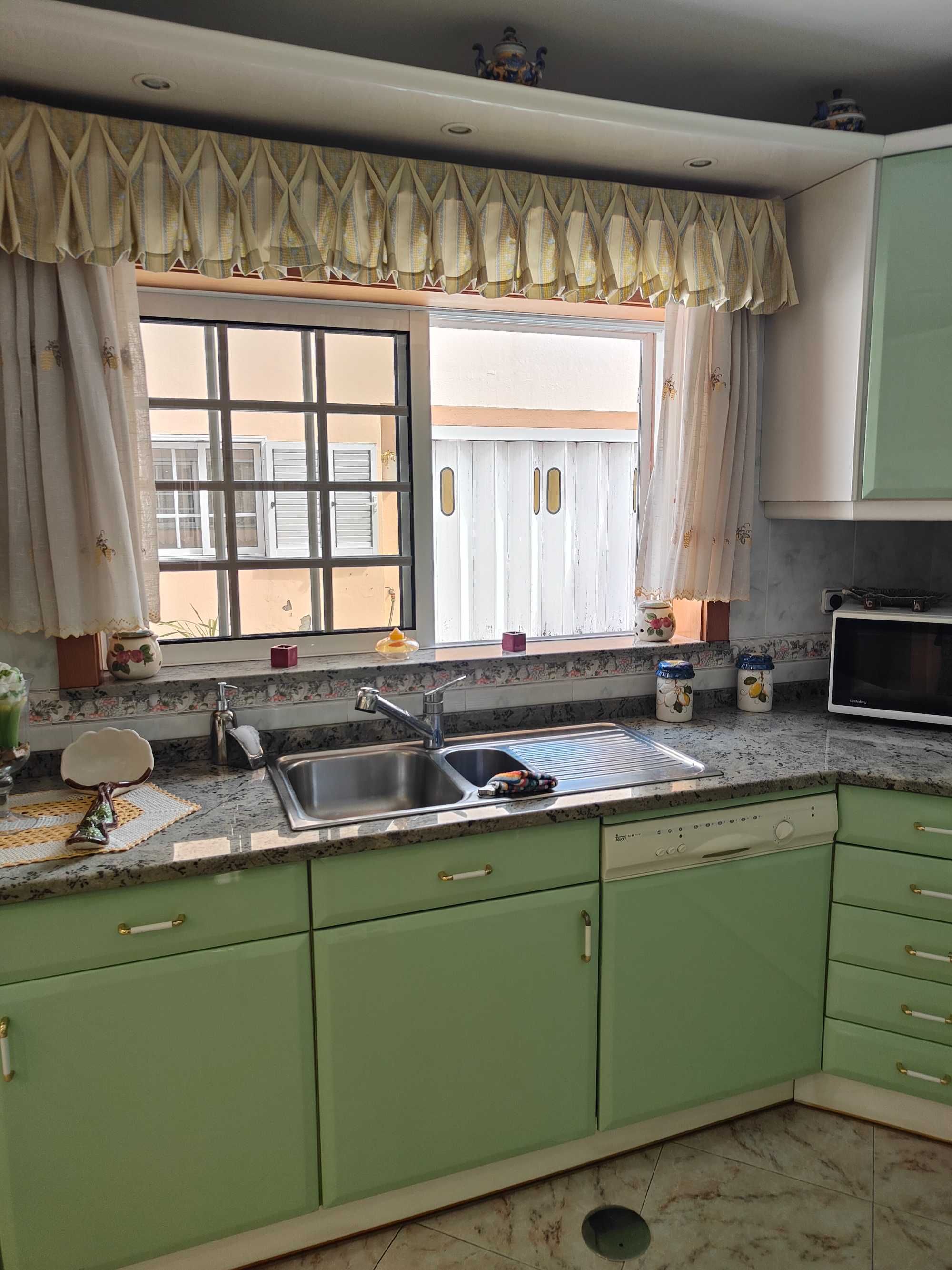 Cozinha como nova com ou sem placa e forno.