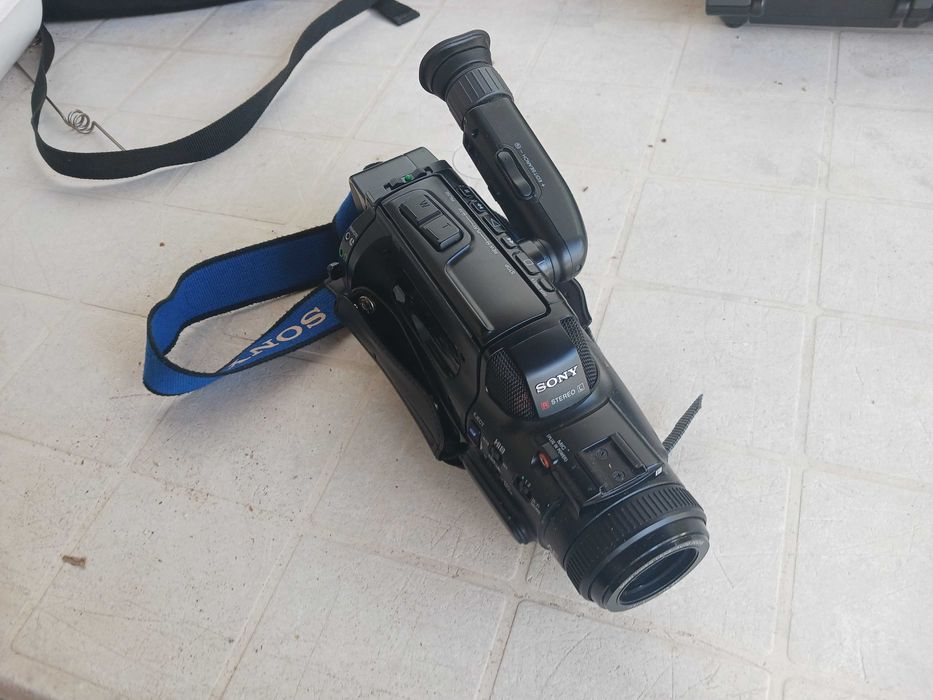 Câmara de filmar antiga Sony CCD-FX700E - para peças
