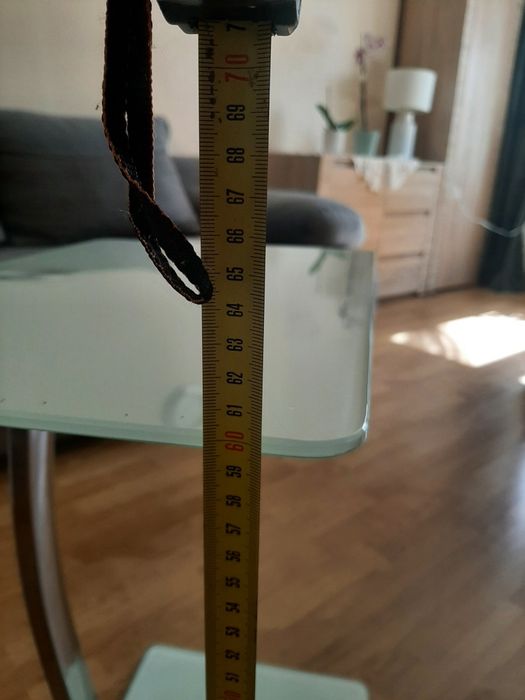 Szklany stolik pod laptopa