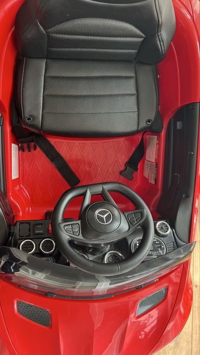 Samochod elektryczny mercedes czerwony