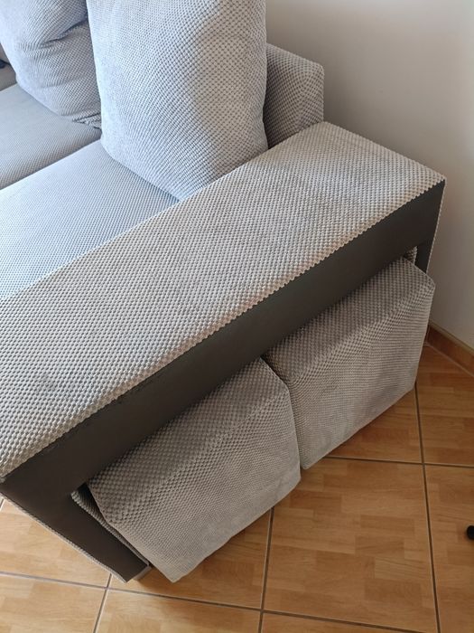 Narożnik z 2 pufami