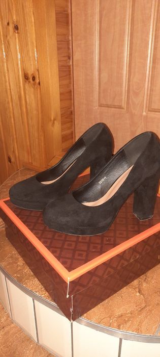 Продам жіночі кожані туфлі