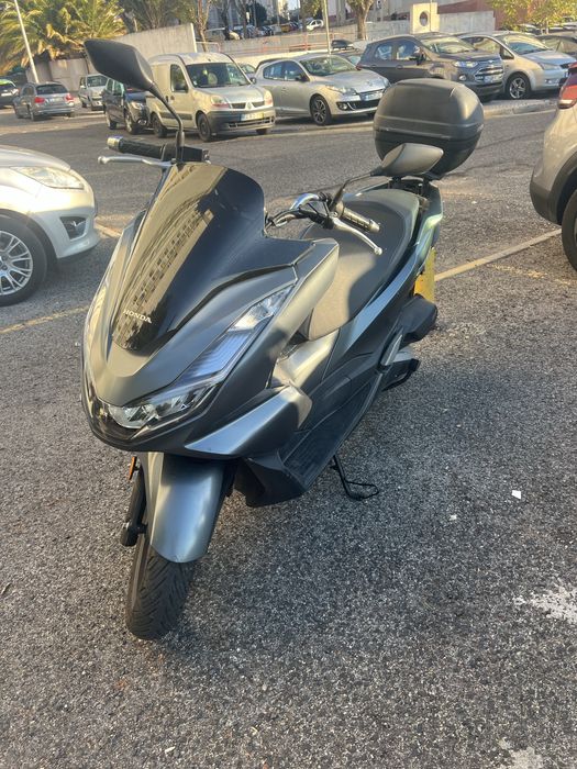 Honda pcx em muito bom estado ! Economica perfeita para a cidade
