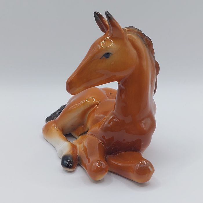 Figurka porcelanowa leżący koń