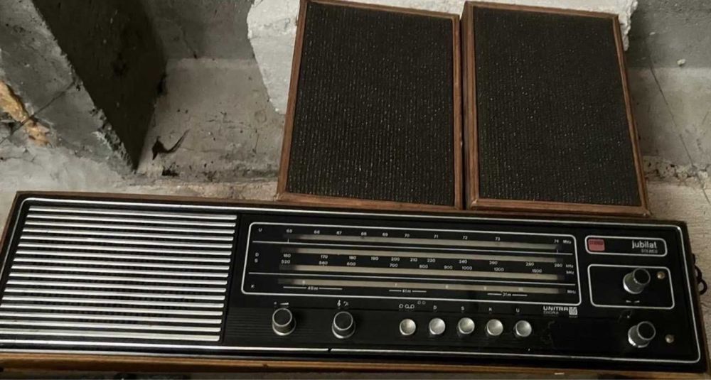 2 głośniki pod tkaniną + radio