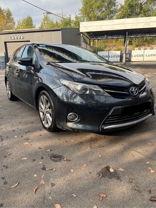 Срочно Toyota auris 2014 god gibrid