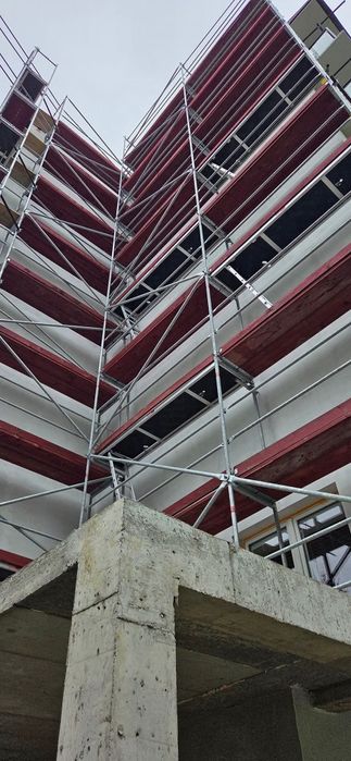 Wynajem rusztowań elewacyjnych