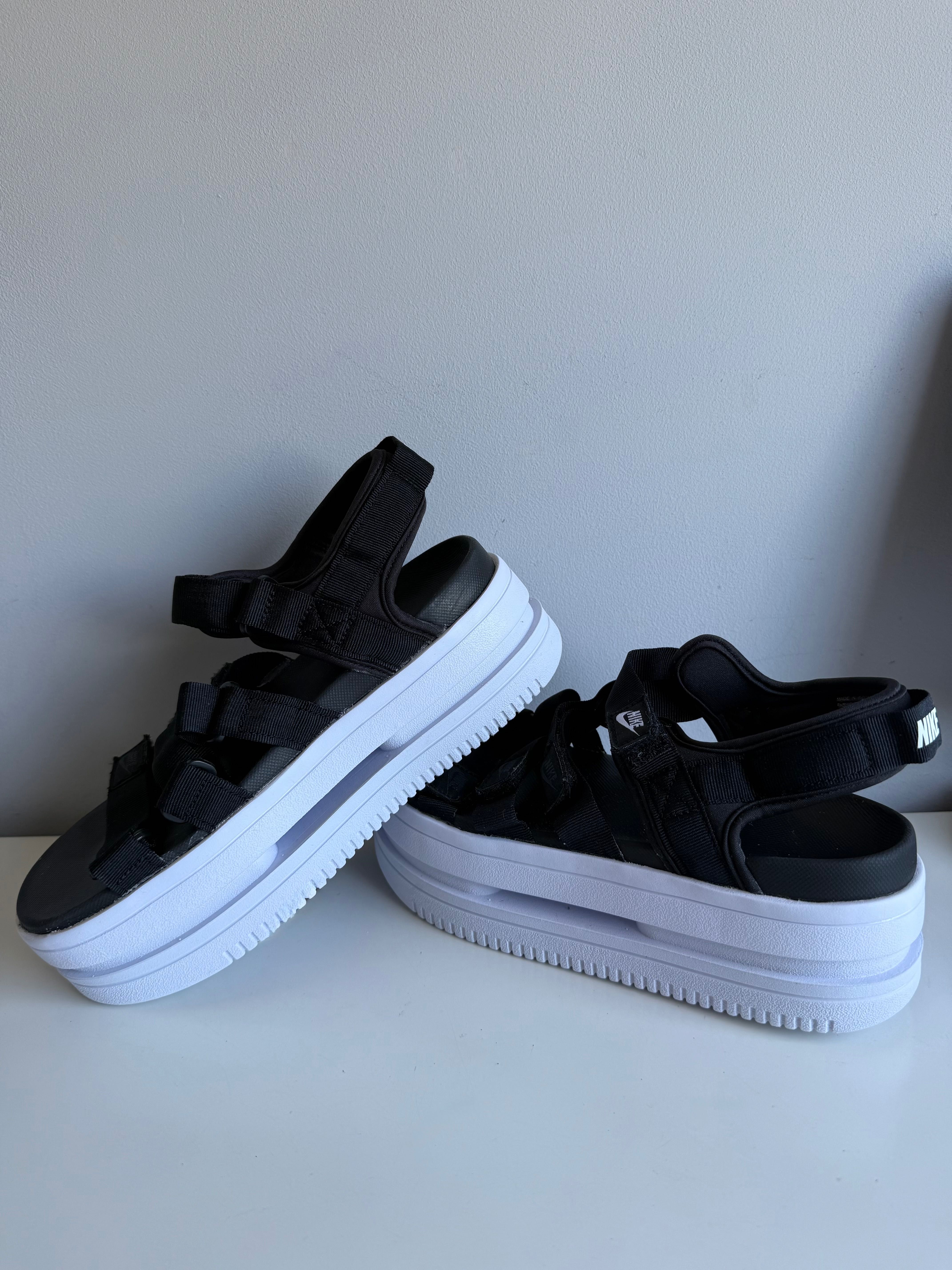 Nike Sportswear
ICON CLASSIC - Sandały na platformie