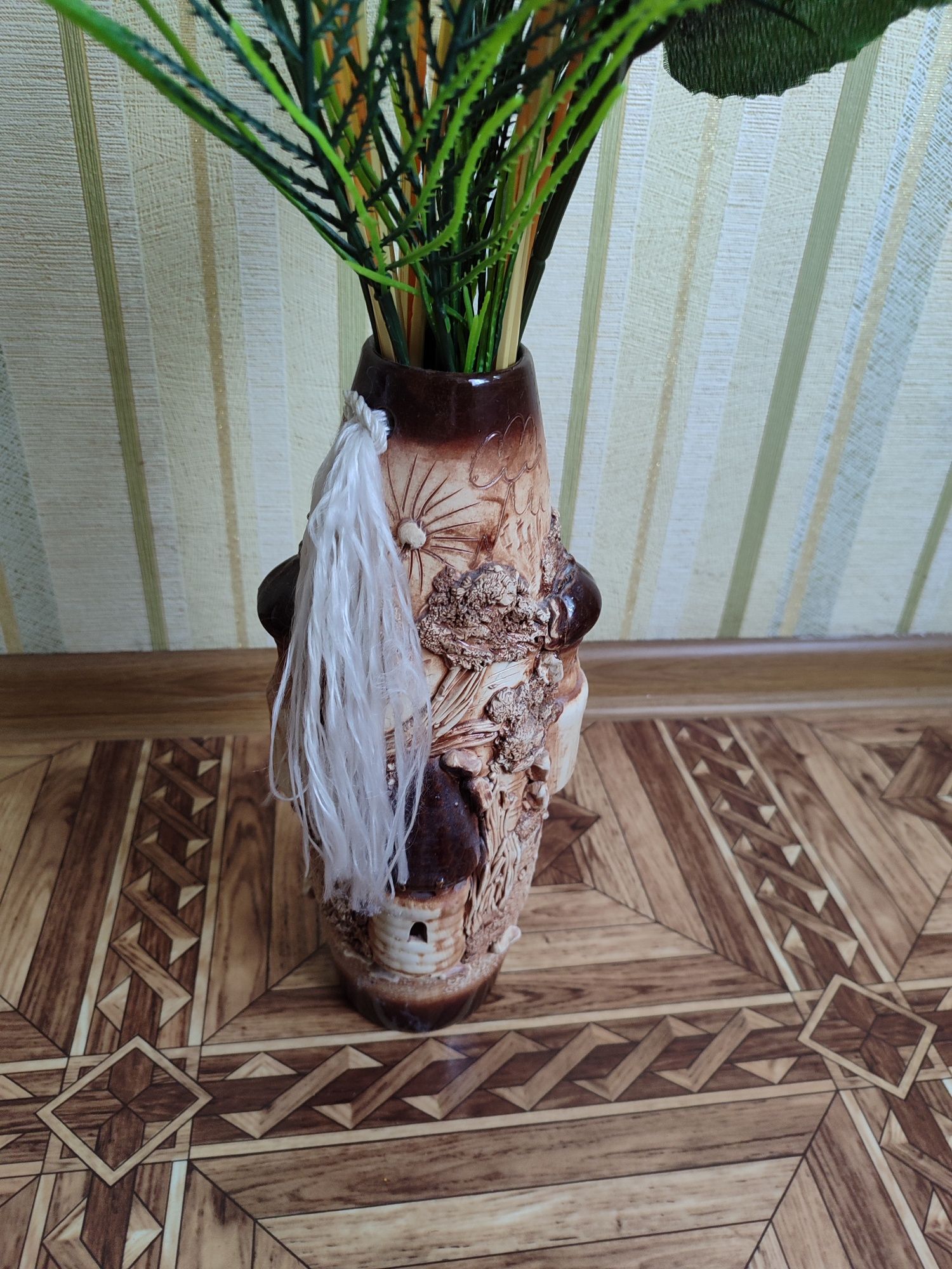 Декоративна ваза з квітами