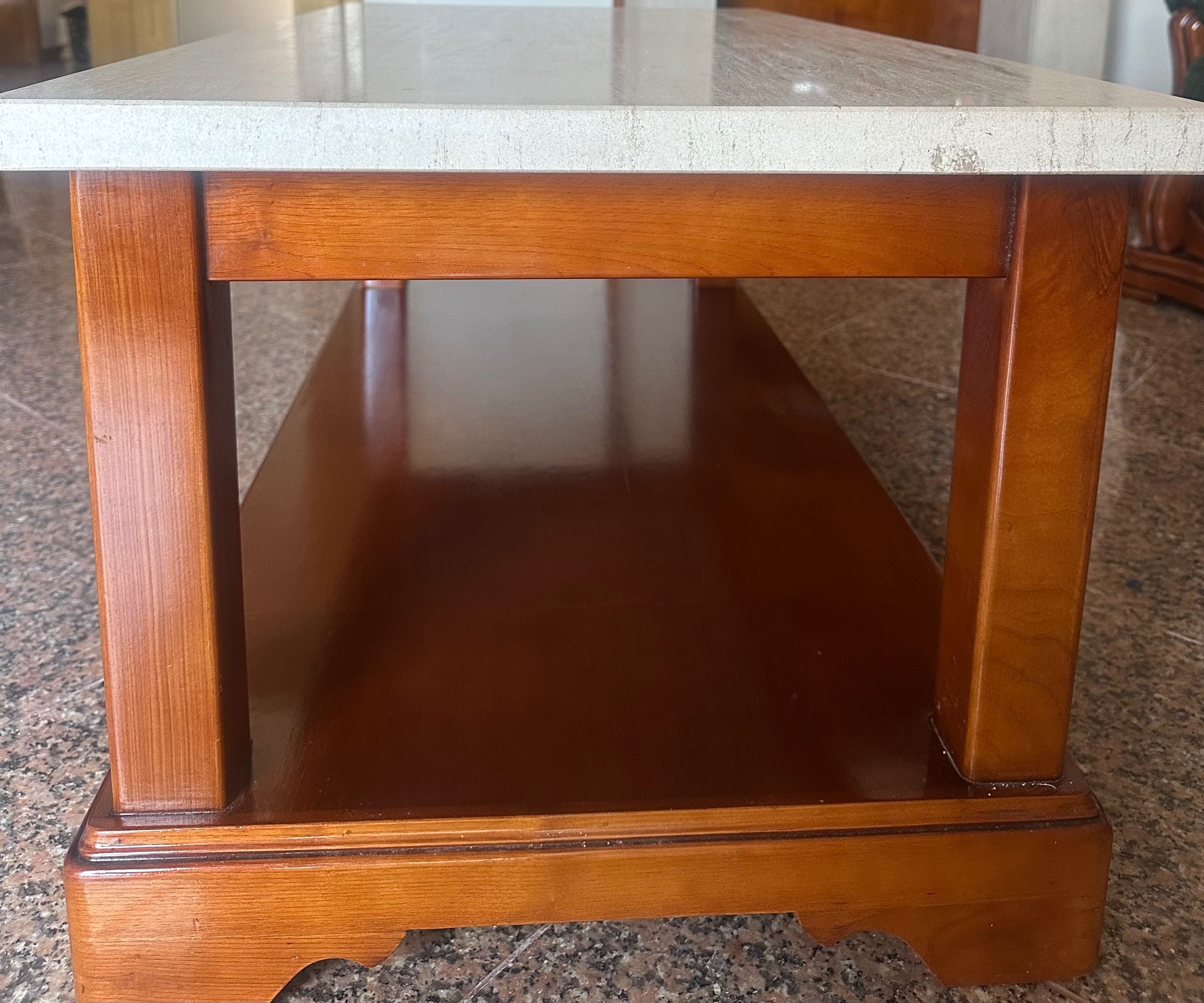 Mesa de centro castanha e mármore