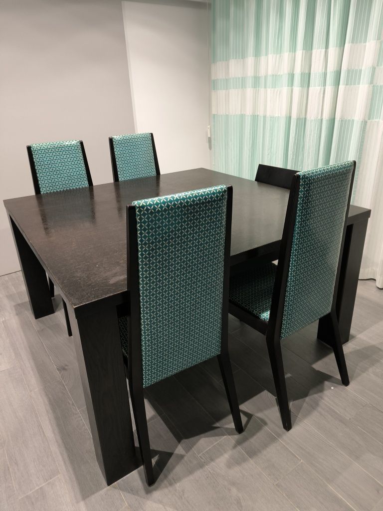 Mesa estilo contemporâneo