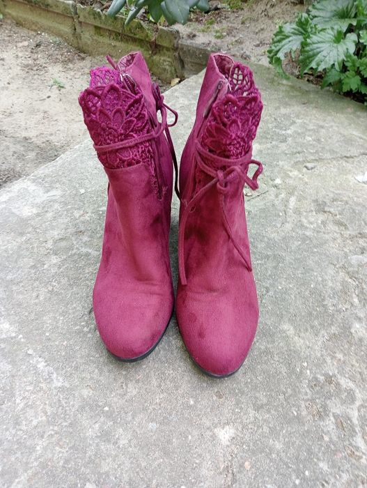 Buty damskie na obcasie.