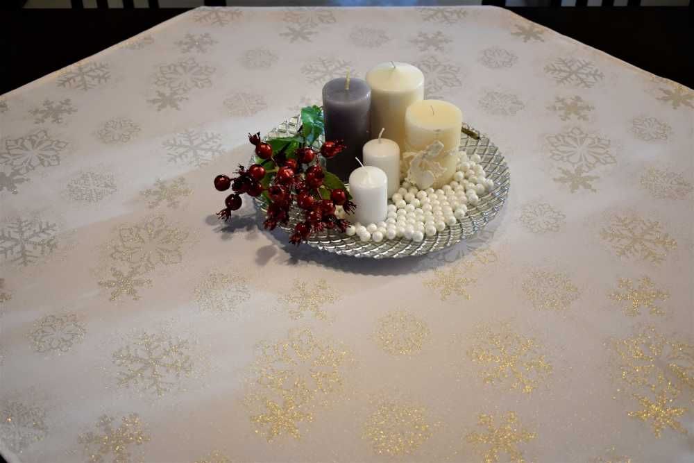 Serweta Świąteczna Złote Śnieżynki 90 x 90 cm