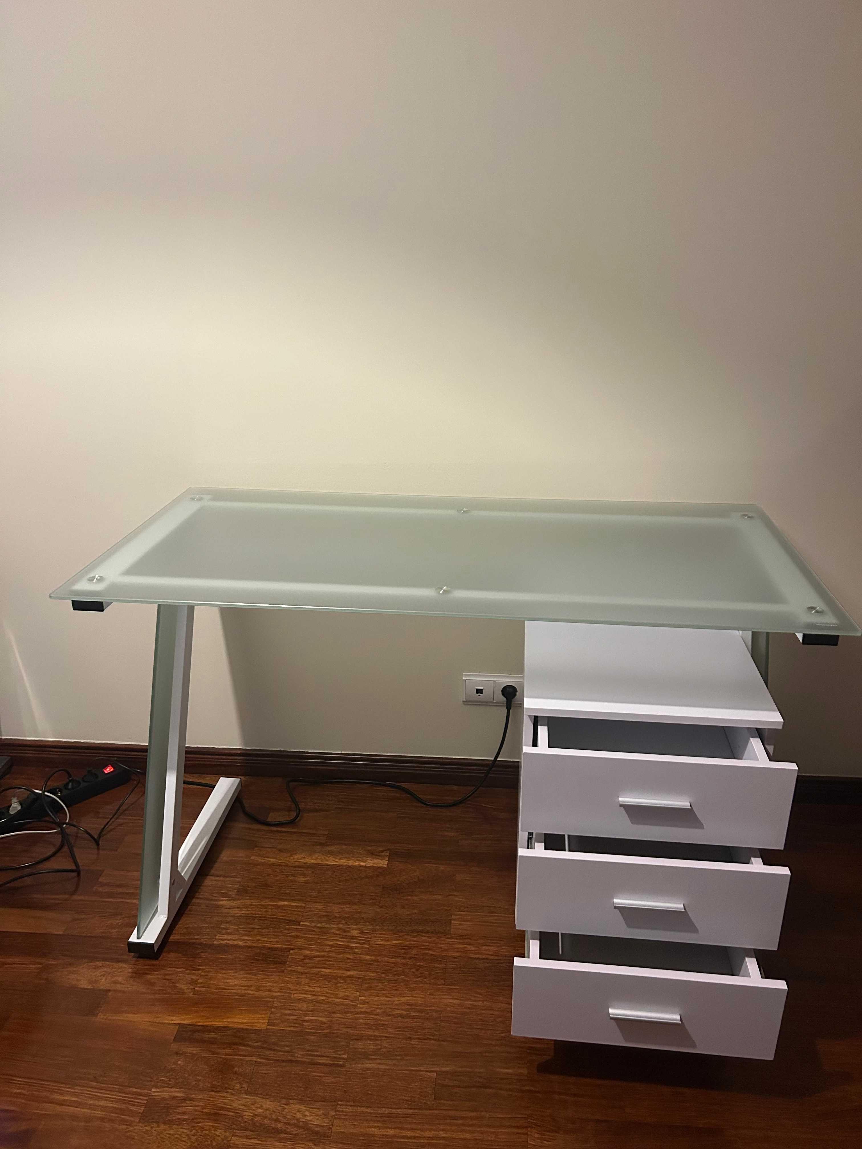 Secretária de vidro fosco com 3 gavetas - moderna e elegante!