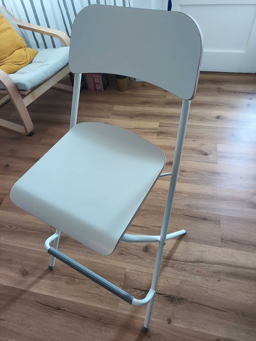 Banco alto com encosto dobrável