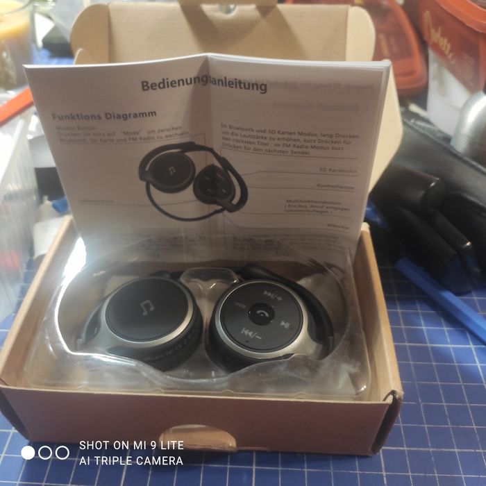 Słuchawki nauszne sportowe z radiem i innymi funkcjami.