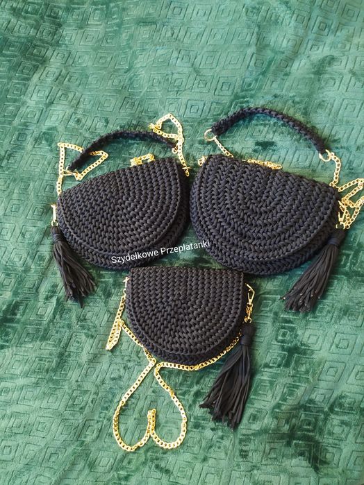 Torebka wykonana ze sznurka poliestrowego płaskiego na szydełku