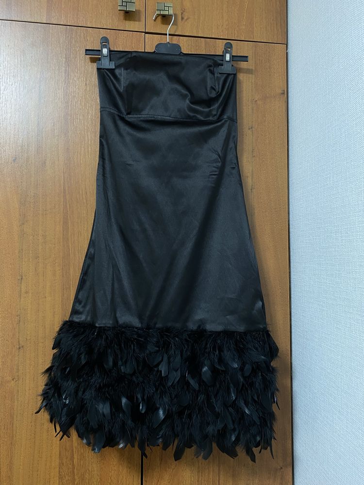 Сукня чорна атласна з пірʼям
