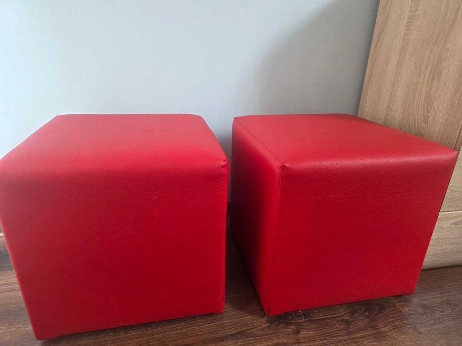 Dwie czerwone, używane z ekoskóry PUFY 40x40 cm + zielone pokrowce