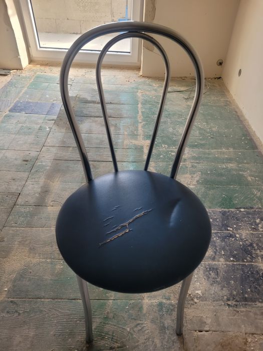Krzesła metalowe z oparciem