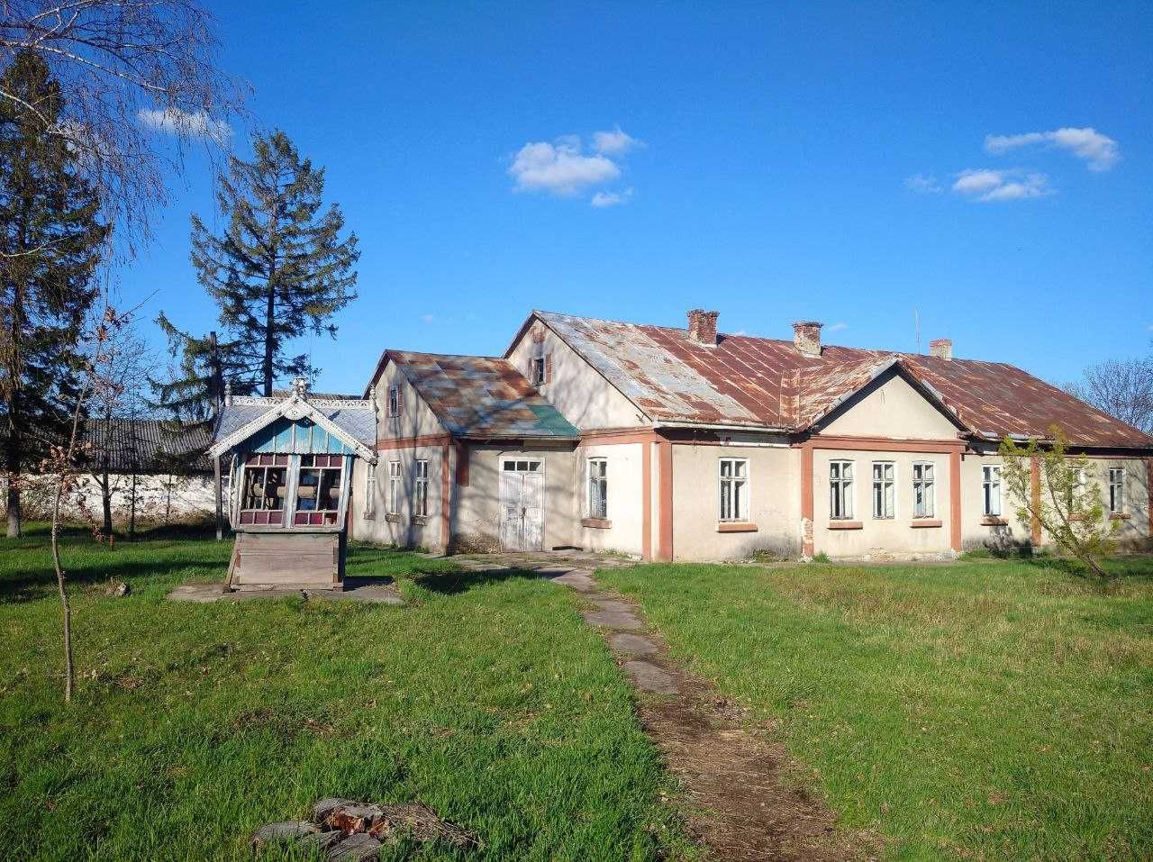 Продається будівля для комерційної та соціальної діяльності.