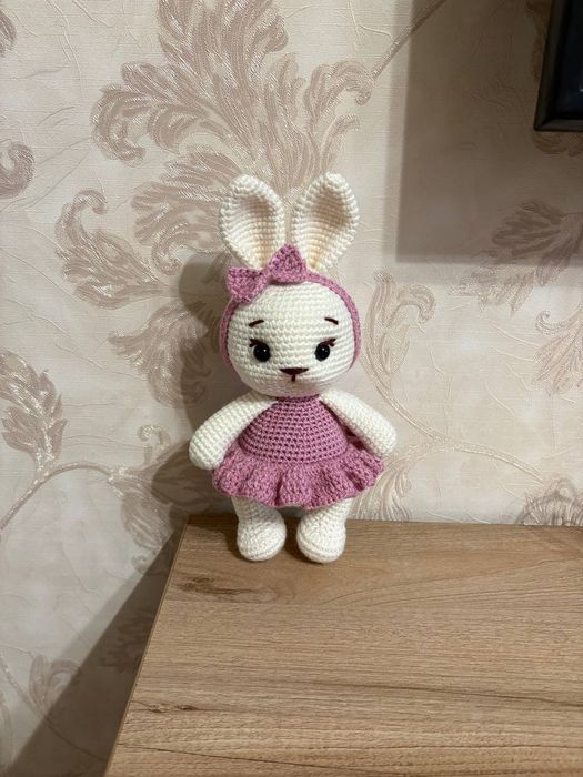 В'язана іграшка - зайка