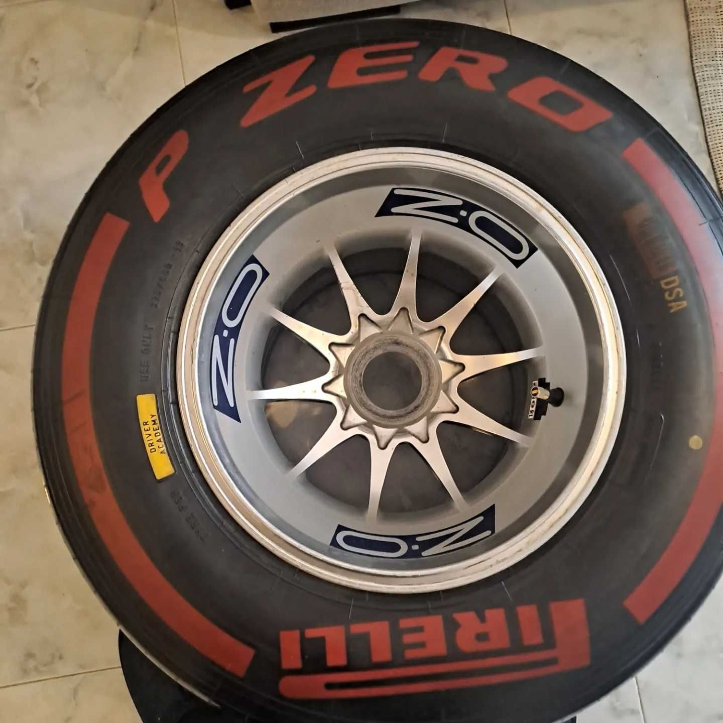 Pneu PIRELLI,  com jante F-1