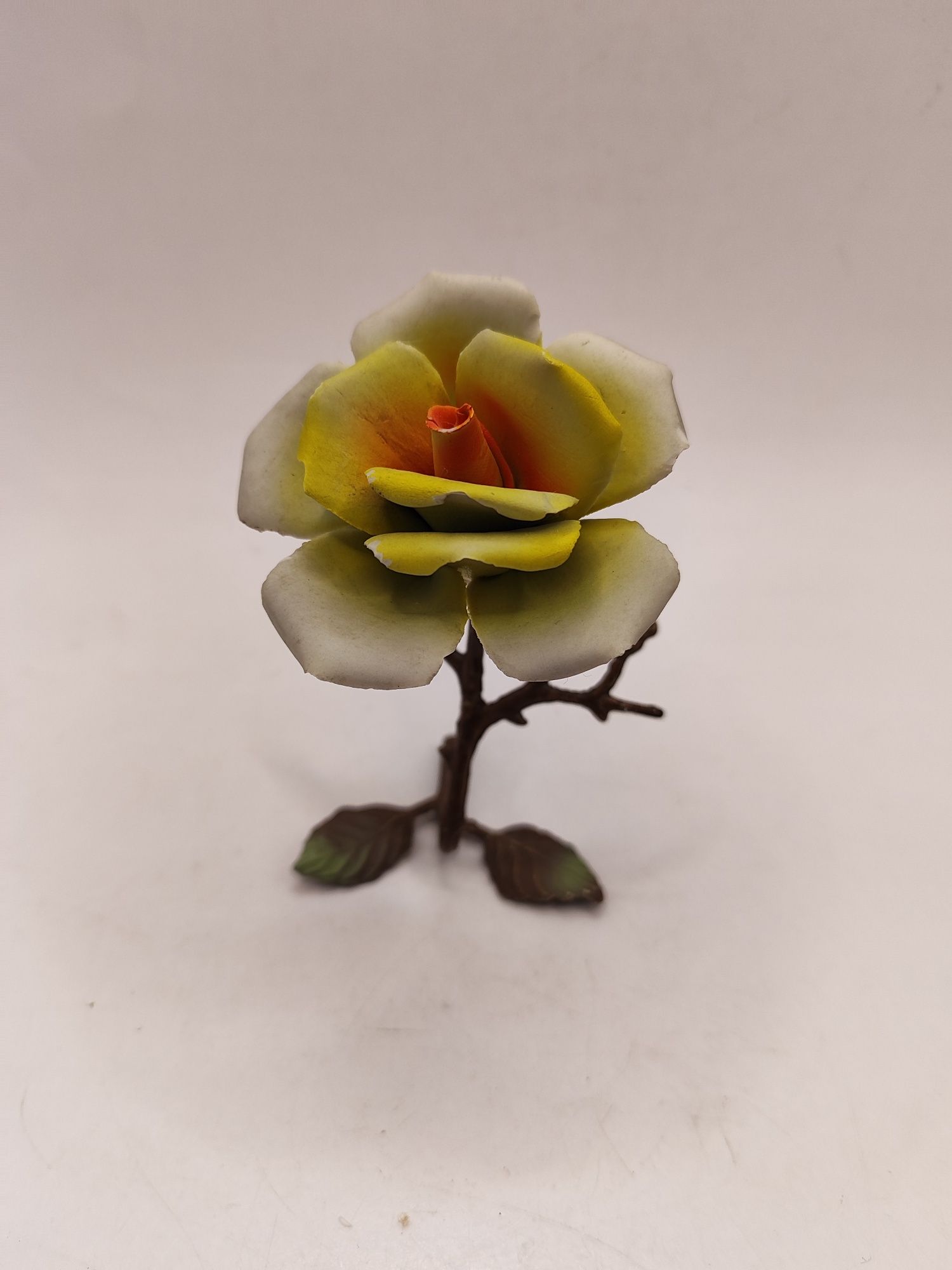 Róża kwiat Capodimonte metal porcelana piękna dekoracja