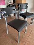 Cadeiras em aluminio e plastico