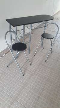 Mesa de cozinha com cadeiras altas