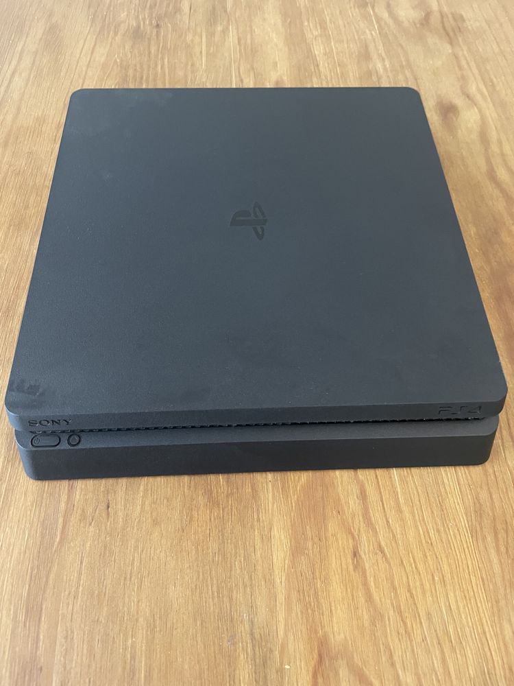 PlayStation 4 1TB Slim + 2 comandos + 5 jogos