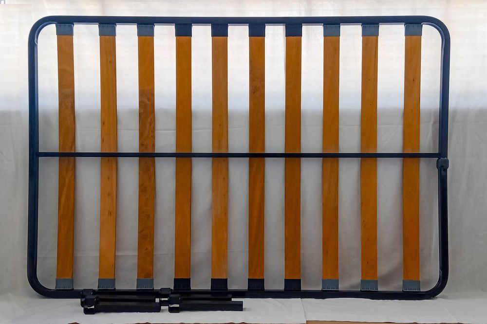 Estrutura de cama 183x123cm. Ferro lacado. Ótimo estado!