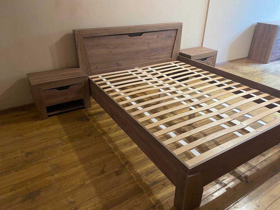 Спальний гарнітур, Ліжко, ламелі, тумбочки, комод