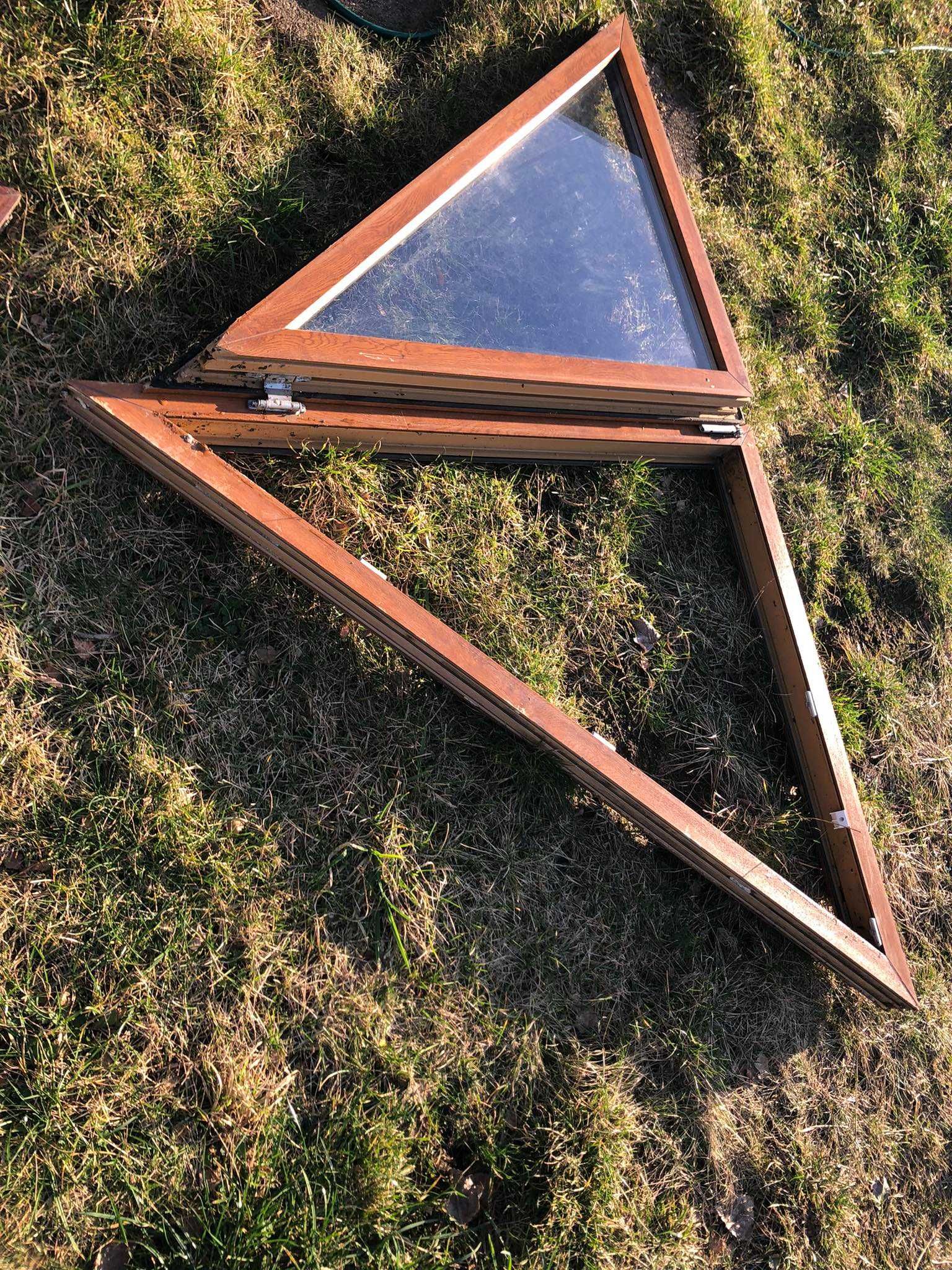 Okno z demontażu trójkątne brązowe platikowe