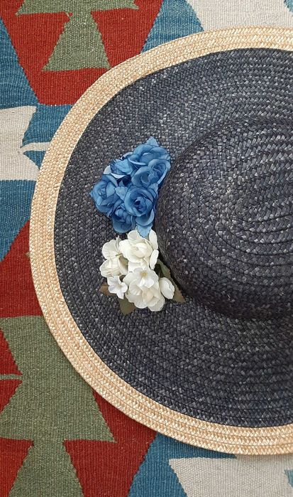 Chapéu de palha italiano vintage azul de aba larga com flores