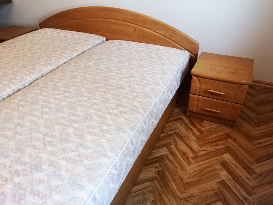 Duże Łóżko 160x200 z materacami + szafkami nocnymi.
